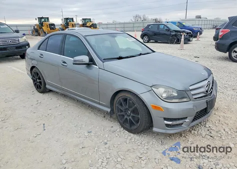 2013 Mercedes-Benz C 250 из США, поврежденный, VIN WDDGF4HB3DR268980